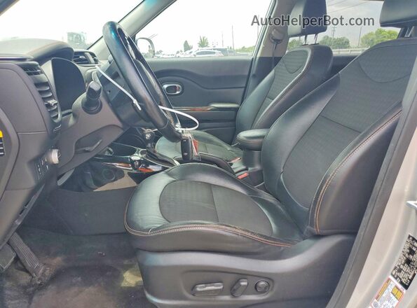 KNDJX3AA2K7021208 2019 KIA SOUL Серебряный Вид салона спереди
