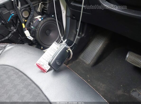 KNDJX3AA5K7019582 2019 KIA SOUL Белый Вид панели приборов