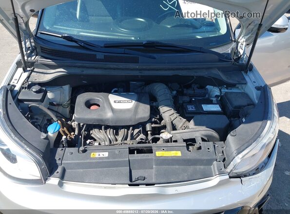 KNDJX3AA7K7629693 2019 KIA SOUL Silver Vista trasera