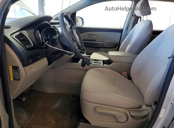KNDMA5C16K6534958 2019 KIA SEDONA Серебряный Вид салона спереди
