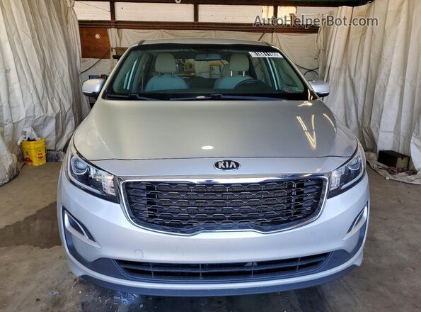 KNDMA5C16K6534958 2019 KIA SEDONA Серебряный Вид спереди