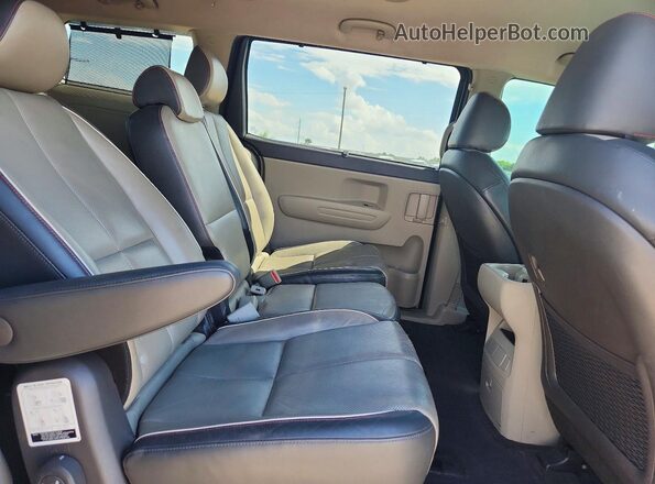 KNDMB5C10H6283814 2017 KIA SEDONA Blue Widok wnętrza z tyłu