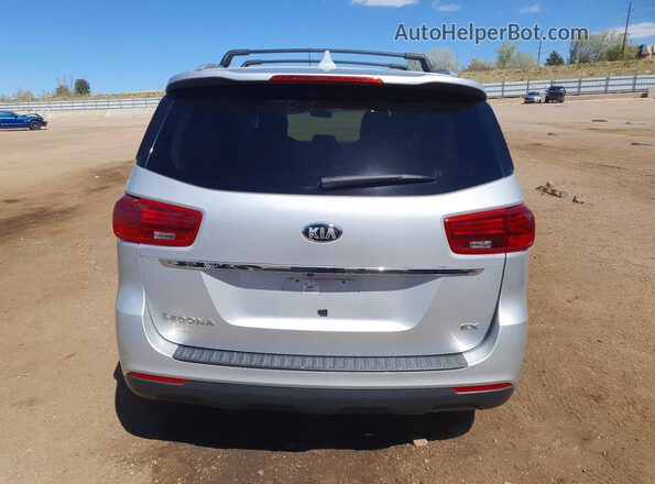 KNDMB5C10L6596810 2020 KIA SEDONA Серебряный Вид сзади