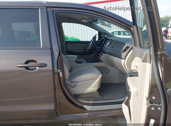 KNDMB5C11G6165897 2016 KIA SEDONA Brown Front interior view