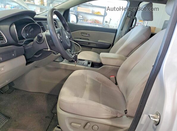 KNDMB5C11H6224433 2017 KIA SEDONA Серебряный Вид салона спереди