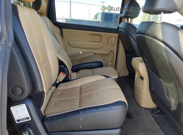 KNDMB5C11H6329327 2017 KIA SEDONA Maroon Widok wnętrza z tyłu