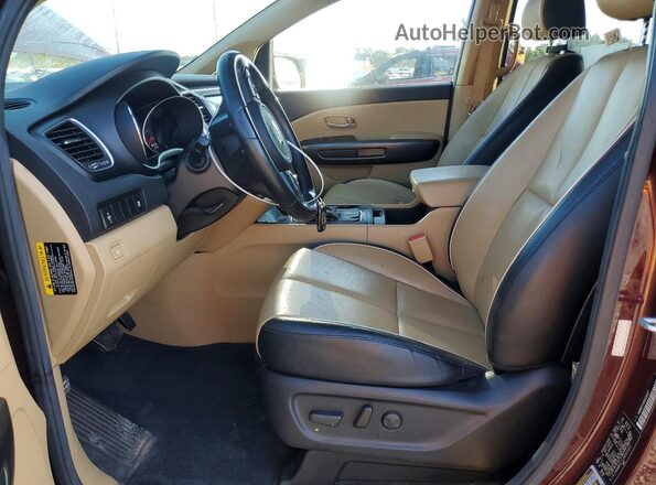 KNDMB5C11H6329327 2017 KIA SEDONA Maroon Widok wnętrza z przodu