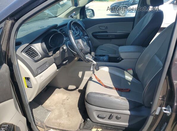 KNDMB5C13H6238396 2017 KIA SEDONA Brown წინა სალონის ხედი