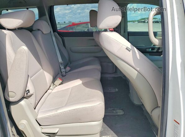 KNDMB5C13J6357135 2018 KIA SEDONA White Widok wnętrza z tyłu