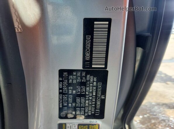 KNDMB5C14G6092413 2016 KIA SEDONA Silver VIN კოდის სტიკერის ხედი