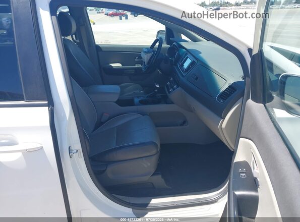 KNDMB5C14H6339186 2017 KIA SEDONA Белый Вид салона спереди