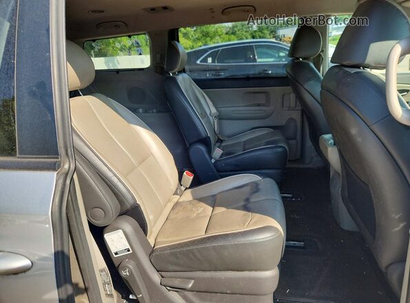 KNDMB5C15H6265955 2017 KIA SEDONA Silver Widok wnętrza z tyłu