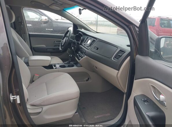KNDMB5C17G6093751 2016 KIA SEDONA Brown Front interior view