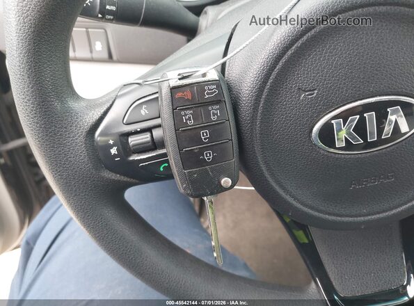 KNDMB5C17G6093751 2016 KIA SEDONA Brown Dashboard view
