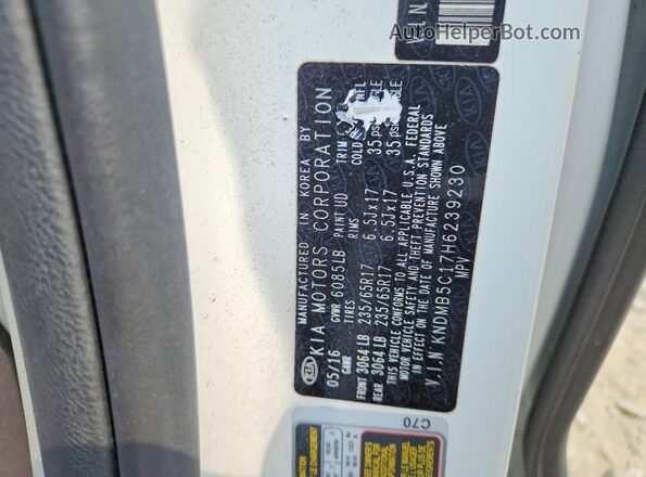 KNDMB5C17H6239230 2017 KIA SEDONA White VIN კოდის სტიკერის ხედი