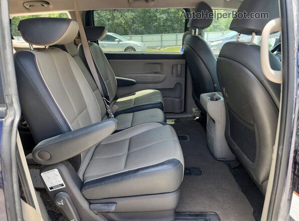 KNDMB5C19J6385988 2018 KIA SEDONA Blue Вид задньої частини салону