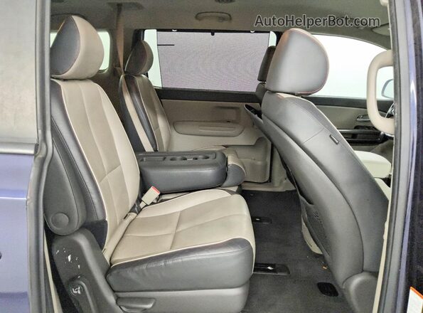 KNDMB5C19J6400635 2018 KIA SEDONA Blue Rear interior view