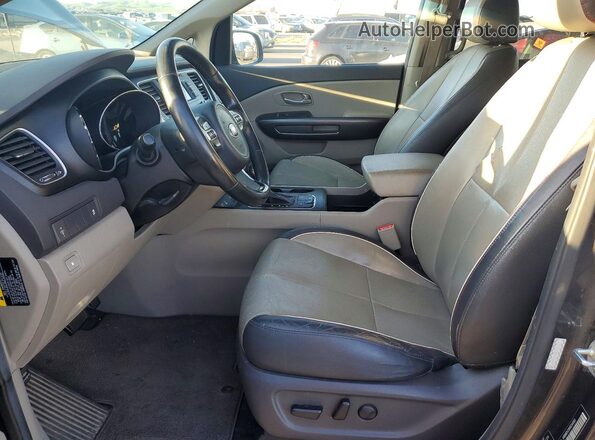 KNDMB5C1XH6244163 2017 KIA SEDONA Серый Вид салона спереди