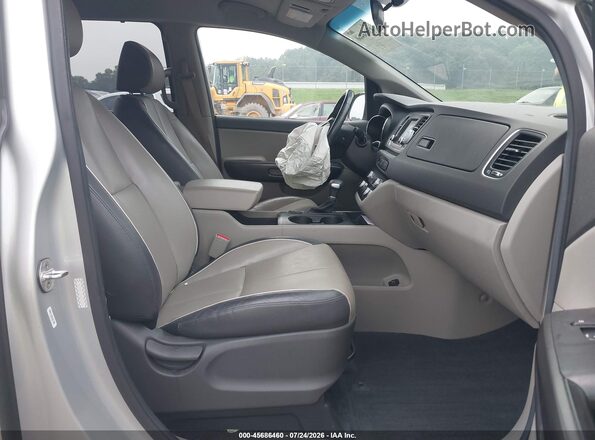 KNDMB5C1XH6283156 2017 KIA SEDONA Silver Front interior view