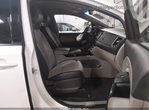 KNDMC5C17G6139995 2016 KIA SEDONA Белый Вид салона спереди