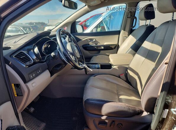 KNDMC5C18G6104026 2016 KIA SEDONA Charcoal Front interior view