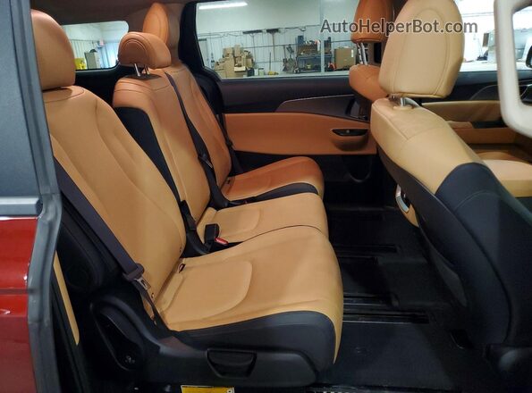KNDNB4H31P6205212 2023 KIA CARNIVAL Maroon უკანა სალონის ხედი