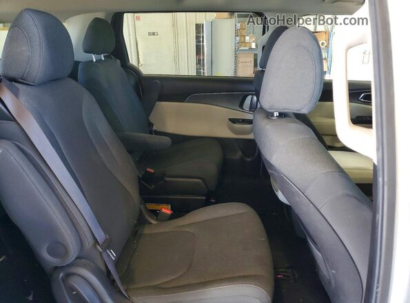 KNDNB4H32N6080265 2022 KIA CARNIVAL Silver Vista interior trasera