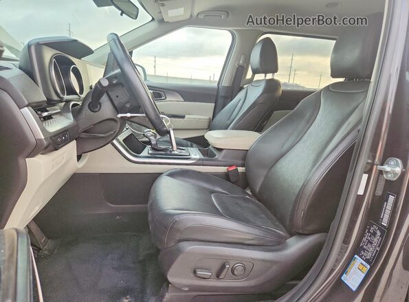 KNDNB4H32P6280968 2023 KIA CARNIVAL Серый Вид салона спереди