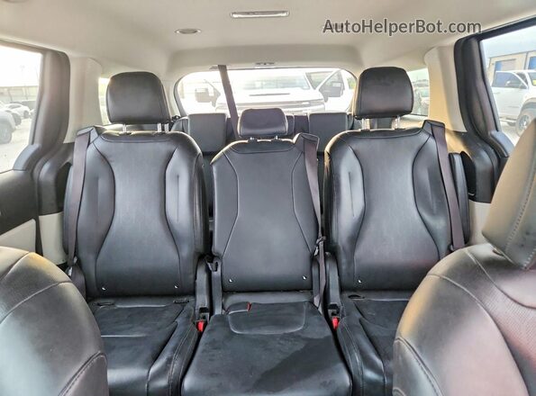 KNDNB4H32P6280968 2023 KIA CARNIVAL Серый Вид задних сидений