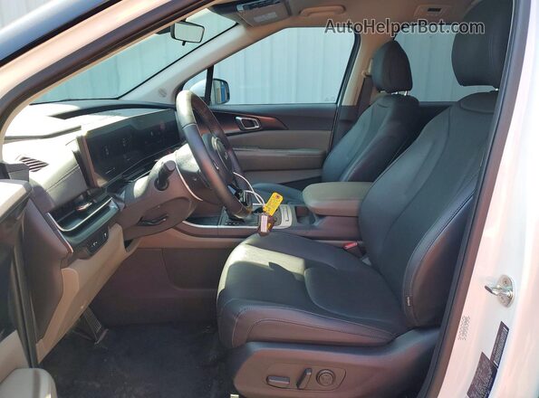 KNDNB5K31T6586603 2026 KIA CARNIVAL Белый Вид салона спереди