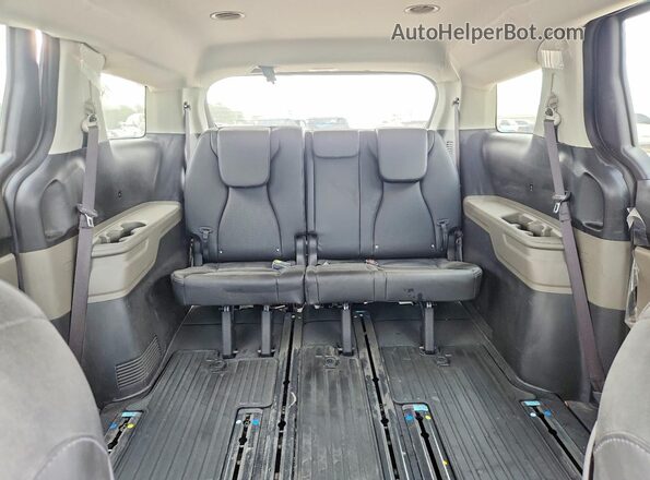 KNDNB5K38T6597629 2026 KIA CARNIVAL Black Widok tylnych siedzeń