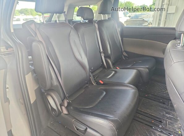 KNDNC5KA9S6033322 2025 KIA CARNIVAL Gray Vista interior trasera