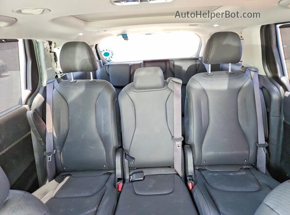 KNDNE5K31S6507775 2025 KIA CARNIVAL Silver Widok tylnych siedzeń