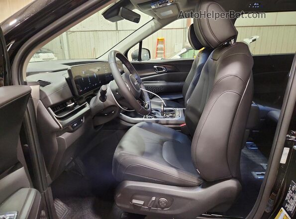 KNDNE5K37T6632345 2026 KIA CARNIVAL Черный Вид салона спереди