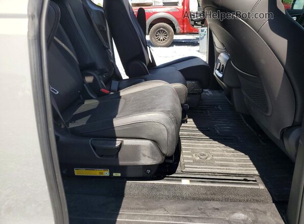 KNDNE5KA5S6065002 2025 KIA CARNIVAL Gray Вид задньої частини салону
