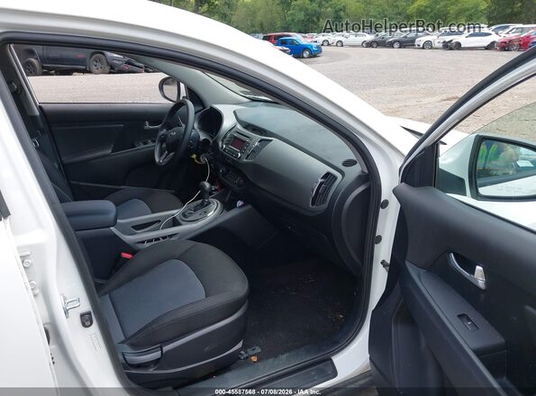 KNDPBCAC1G7814341 2016 KIA SPORTAGE White Front interior view
