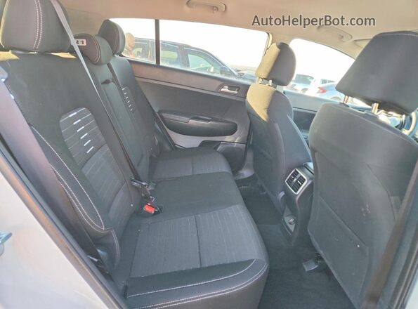 KNDPMCAC0J7387266 2018 KIA SPORTAGE White Вид задніх сидінь