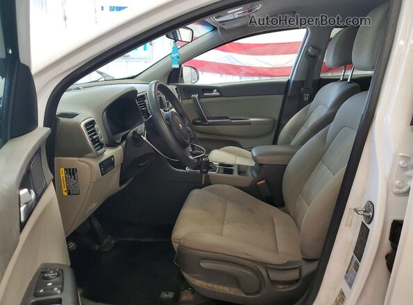 KNDPMCAC1H7117408 2017 KIA SPORTAGE Белый Вид салона спереди
