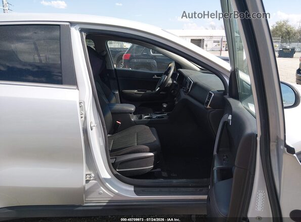 KNDPMCAC1H7274033 2017 KIA SPORTAGE Серебряный Вид салона спереди