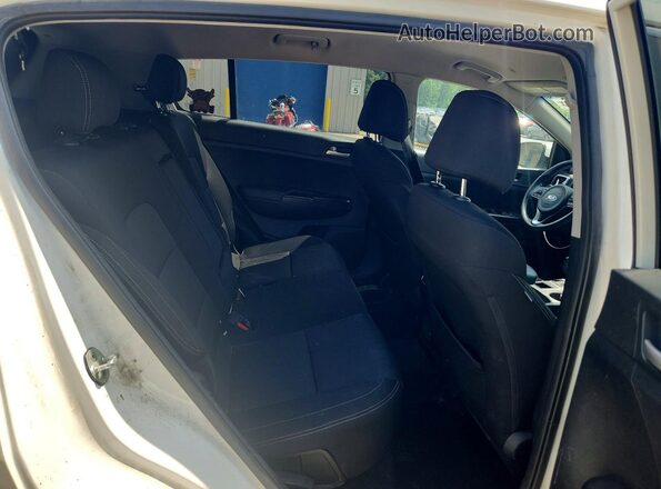 KNDPMCAC2H7091028 2017 KIA SPORTAGE Silver Widok wnętrza z tyłu