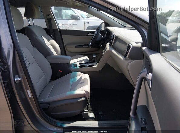 KNDPMCAC3J7469976 2018 KIA SPORTAGE Gray Front interior view