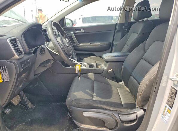 KNDPMCAC4H7202999 2017 KIA SPORTAGE Silver Front interior view