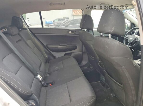 KNDPMCAC4H7202999 2017 KIA SPORTAGE Silver Rear interior view