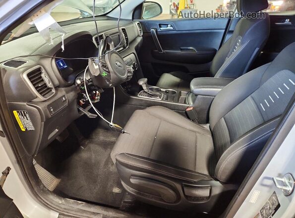KNDPMCAC4J7403579 2018 KIA SPORTAGE Silver Front interior view
