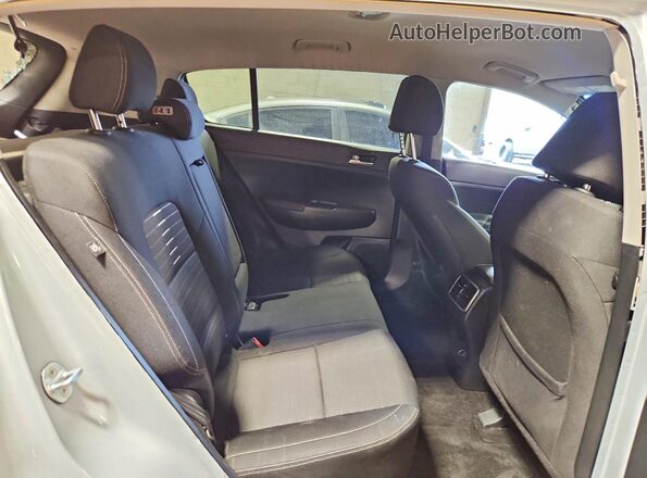 KNDPMCAC4J7403579 2018 KIA SPORTAGE Silver Rear interior view