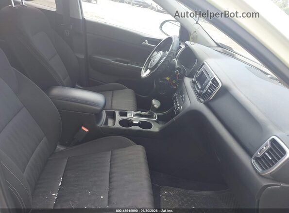 KNDPMCAC5H7040039 2017 KIA SPORTAGE Белый Вид салона спереди