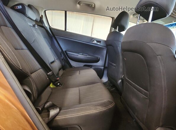 KNDPMCAC7H7088366 2017 KIA SPORTAGE Желто-коричневый Вид задней части салона