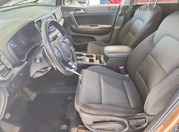 KNDPMCAC7H7088366 2017 KIA SPORTAGE Желто-коричневый Вид салона спереди