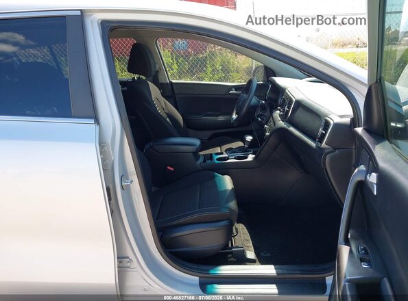 KNDPMCAC7J7315920 2018 KIA SPORTAGE Silver Front interior view