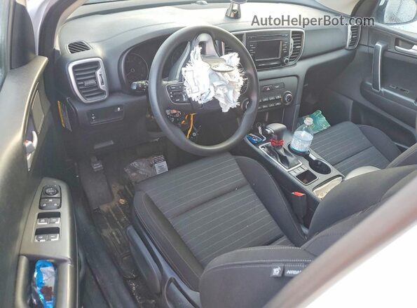 KNDPMCAC7J7394196 2018 KIA SPORTAGE White Dashboard view